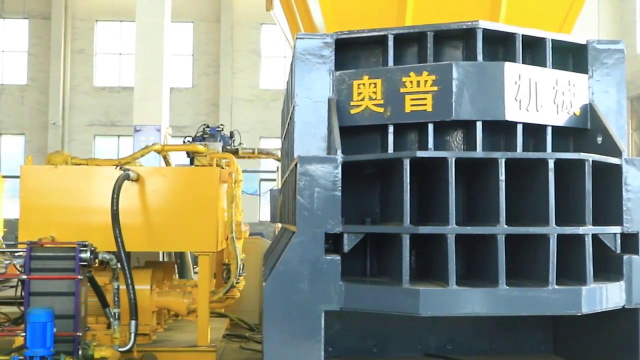 箱式剪切機機身采用高強度錳板焊接而成，易磨損處采用進口的900高強度耐磨板做襯板，箱式剪切機的刀片采用合金鋼材質(zhì)，能經(jīng)受得起長時間的高強度的工作。。。