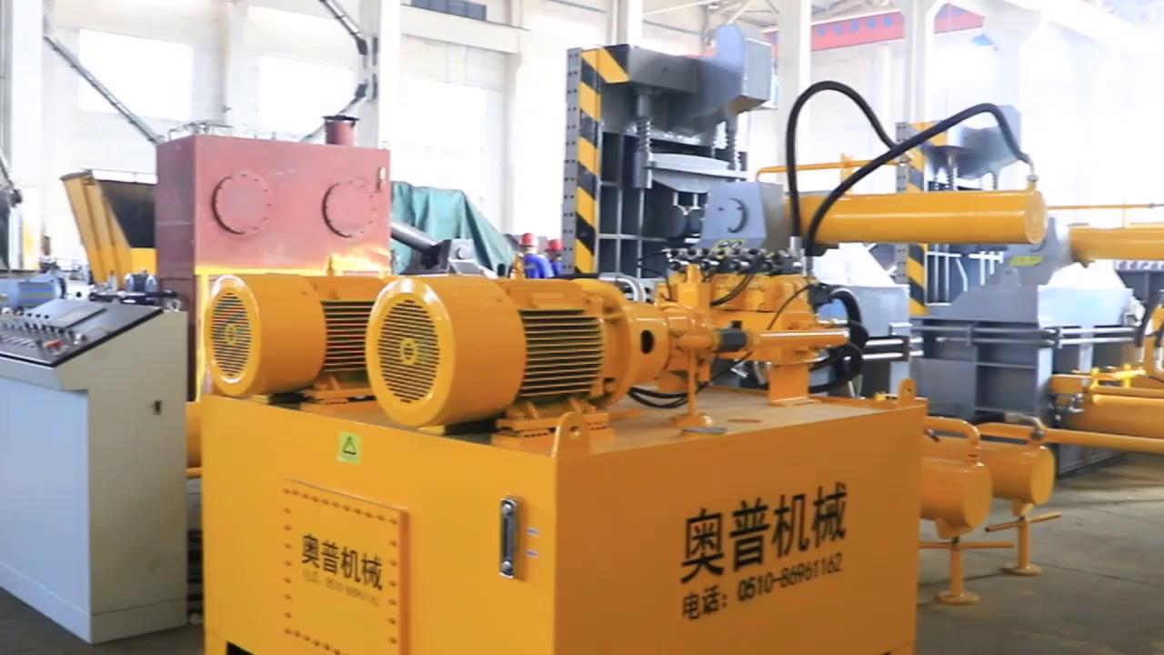 Y81側(cè)推包打包機在設(shè)備組成上該機主要以上料鱗板輸送機、打包機、出料系統(tǒng)三部分組成。。。